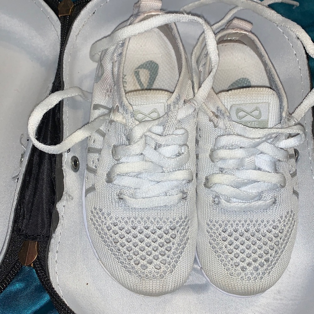 Nfinity Flyte Cheer Shoes White/Gray